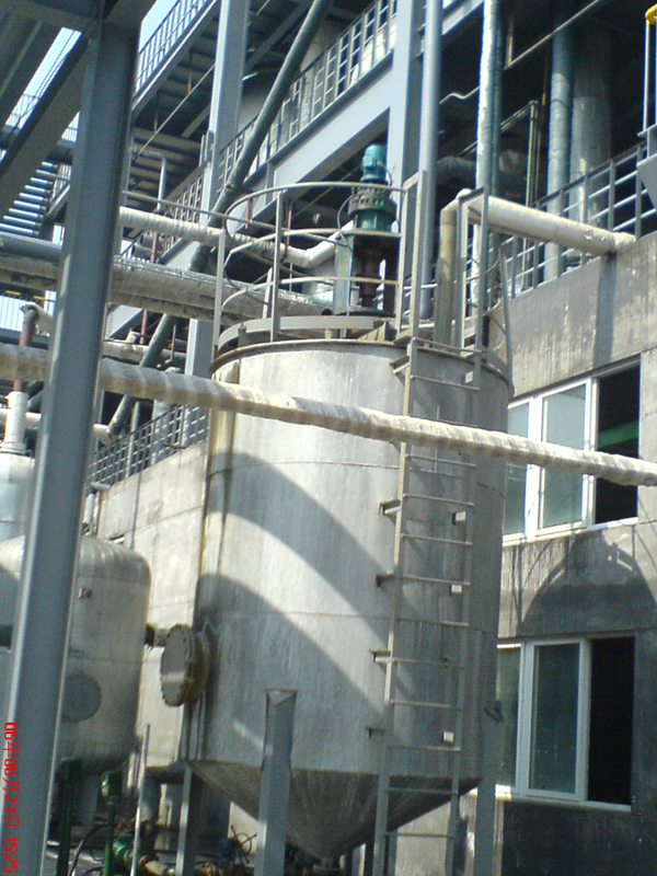 山东海化集团厂内的搅拌反应釜